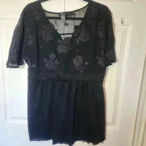 TORRID V-Neck Polyester/Lace Sleeve & Back Short Sleeve Top - Size 00 - Picture 7 of 8